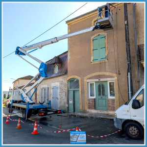 Photo de galerie - Décontamination et nettoyage de la façade avant sa mise en peinture.

Nous utilisons des moyens d'accès adaptés à la spécificité de votre chantier, comme ici avec un camion-nacelle.
