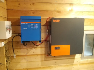 Photo de galerie - Installation d'une batterie de secours avec son onduleur 