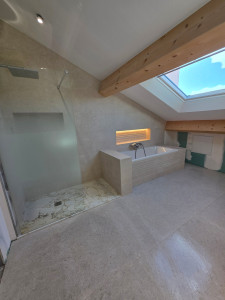 Photo de galerie - Pose complète du carrelage et création niche sur mesure et finitions epoxy