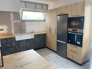 Photo de galerie - Nous réalisons des rénovation complètes de cuisines, avec des offres clef en main comprenant la gestion de l'intégralité du chantier. 
Nous traitons les réseaux d'eau et d'électricité, la pose des placo et doublage pour des offres sur mesure. 

