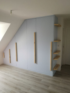 Photo de galerie - Dressing sous pente avec caisson ikea