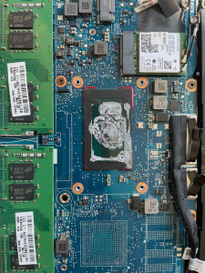 Photo de galerie - Changement de pâte thermique sur PC portable 