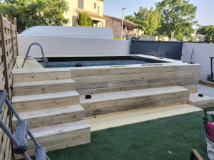 Photo de galerie - Réalisation d'un habillage de piscine 