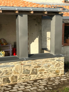 Photo de galerie - Pose de pierre avec joint avec façonnage de zinc