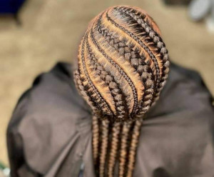 Photo de galerie - Bonjour , coiffeuse de profession depuis plus de 10 ans . je suis disponible à vous faire part de mes services de coiffeuse à domicile 
