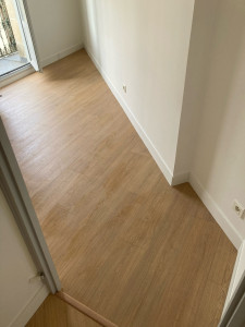 Photo de galerie - Pose de stratifié à clipser sur 60 m2 (toilettes - chambre - salon - salle à manger) avec pose de plinthes et finition acrylique 