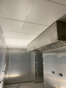 Photo de galerie - Faux plafond dans une cuisine de restaurant 