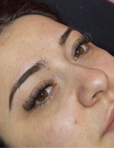 Photo de galerie - Spécialiste en extension de cils, je mets en valeur votre regard avec des poses adaptées à la forme de vos yeux.