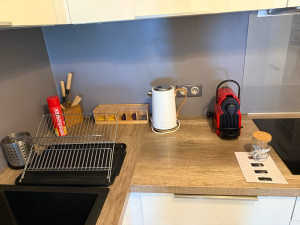 Photo de galerie -  Nettoyage complet de la cuisine : plans de travail, surfaces, électroménager et rangement soigné.