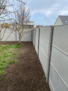 Photo de galerie - Pose d’une clôture à en béton 