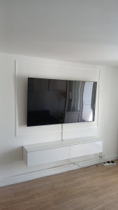 Photo de galerie - -Pose support TV + cache fil 
-Montage et pose meuble bas 
-Pose moulure.