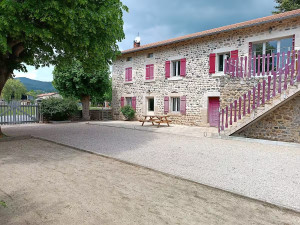 Photo de galerie - Entretien extérieur : 
Désherbage - Nettoyage haute pression - Taille végétaux - Ratissage graviers 
