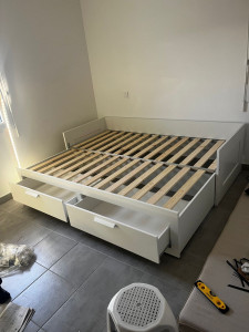 Photo de galerie - Montage d'un lit banquette IKEA HEMNES avec tiroirs de rangement.