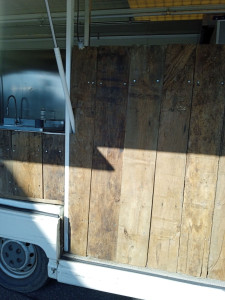 Photo de galerie - Façades de food truc en châtaignier 
