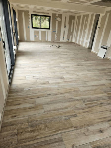 Photo de galerie - Pose carrelage imitation parquet 