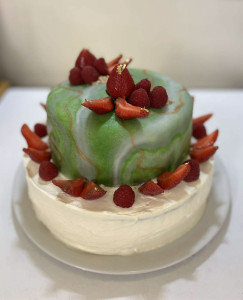 Photo de galerie - Gâteau d’anniversaire fait pour ma sœur ? Goût : ganache vanille avec framboise fraîche pour le 1er étage / ganache mascarpone kinder maxi pour le 2ème étage 