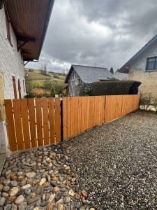 Photo de galerie - Rénovation : pose d’une nouvelle clôture avec un portillon et un portail 