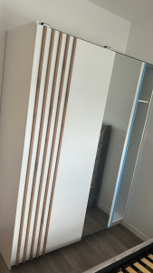 Photo de galerie - Installation d'une armoire avec portes coulissantes, rayures et miroir