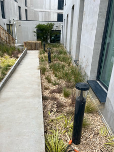 Photo de galerie - Pose de luminaires extérieur sous des copeaux de bois 