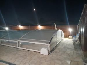 Photo de galerie - Clôture/barrière en bois avec pose de lampadaires autour d’une piscine 