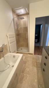 Photo de galerie - Pose de travertin, installation porte de douche et mitigeur 