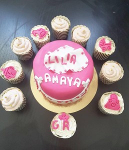 Photo de galerie - Gâteau décoré en pâte à sucre et ses cupcakes