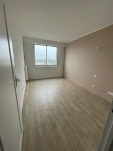 Photo de galerie - Pose d'un parquet pvc isolant intégré
insolation acoustique du mûr mitoyen droit et mise en peinture de la totalité de la pièce, menuiseries comprises