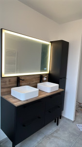 Photo de galerie - Installation meuble avec plan de travail avec double vasques plus colonne de rangement pour salle de bain 