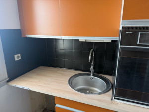 Photo de galerie - Remplacement de plan de travail de cuisine : dépose de l’ancien, découpe sur mesure, pose et finitions (évier, plaque, joints). Travail propre et soigné. 