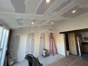 Photo de galerie - Pose de bande à joint comprenant un collage une charge et une finition. 