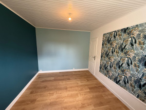 Photo de galerie - Création d’un cadre avec incrustation de papier et mur en peinture 