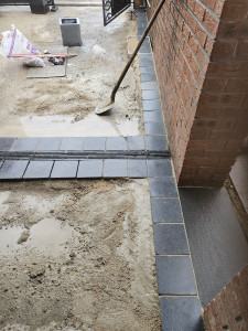 Photo de galerie - Pose frise en pierre bleue 
