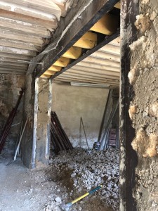 Photo de galerie - Transformation ancien corps de ferme, en maisonnettes. ici, ouverture mur en pierres puis , pose deux UPN renforcement de structures.