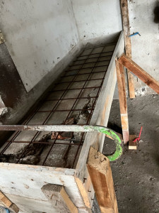 Photo de galerie - Coffrage et ferraillage d’un future établi en béton 