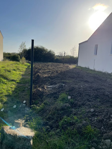 Photo de galerie - Pose de clôture et de grillage et débroussaillage réalisation d’une clôture pour délimiter et sécurisé le terrain travail de nettoyage et de dégagement pour faciliter la pose et obtenir un résultat propre 