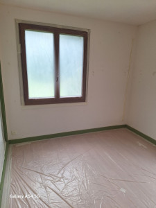 Photo de galerie - Préparation masquage sol et fenêtre avant peinture plafond et murs