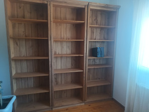Photo de galerie - Voici une bibliothèque que je viens de monter 2,50m ×2,20m,la personne est très satisfaite de mon travail.