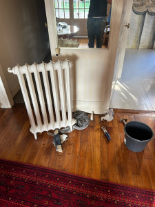 Photo de galerie - En pleine intervention Changement Radiateur Fonte pour mettre une radiateur électrique ! 