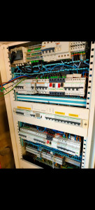 Photo de galerie - Branchement et mise en service armoire électrique industrielle 