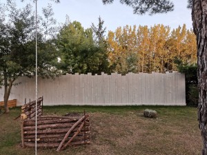 Photo de galerie - Une clôture fait maison par un client et que j'ai appliqué une lasure transparente blanche. 