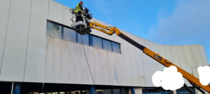 Photo de galerie - Nettoyage vitre et façade bureaux commerciaux à la rochelle 17