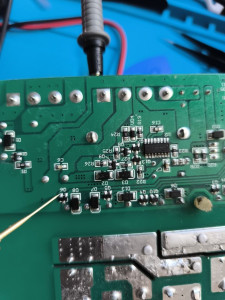 Photo de galerie - Contrôle et diagnostic de micro-composants sur carte électronique.