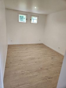 Photo de galerie - Aménagement garage création d'une pièce
> plafond BA13 auto-porté avec spots
> Réseaux électriques prises + lumière
> murs BA13 avec isolation polystyrène 
> parquet + plinthes