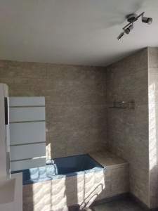 Photo de galerie - Rénovation d'une salle de bain.
pose revêtement mural PVC 