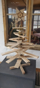 Photo de galerie - Fabrication d'un sapin de noël en bois de palette et tranches de rondins de bois.