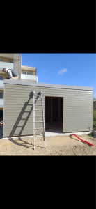 Photo de galerie - Structure charpente avec bardage et tôle bac acier pour abris poubelles 