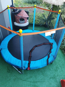 Photo de galerie - Un petit trampoline qui fera des heures de bonheur à un petit bonhomme 