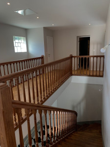 Photo de galerie - Rénovation d'un escalier en bois de chêne et d'un parquet.