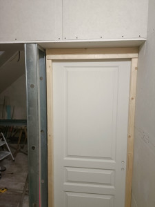 Photo de galerie - Installion d'un porte avec l'encadrement 