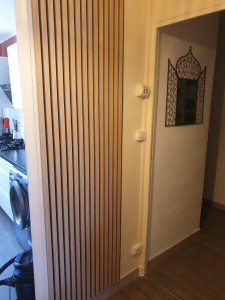 Photo de galerie - Découpe et pose de tasseaux au mur. 